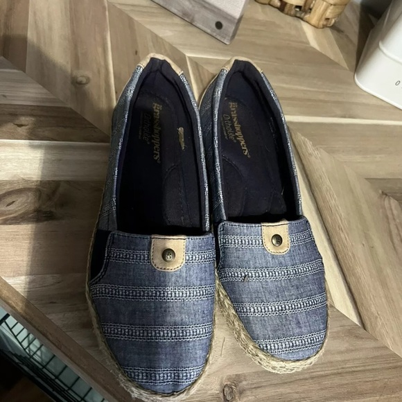- women’s Grasshopper Shoes. Size 8 1/2 M Ortholite